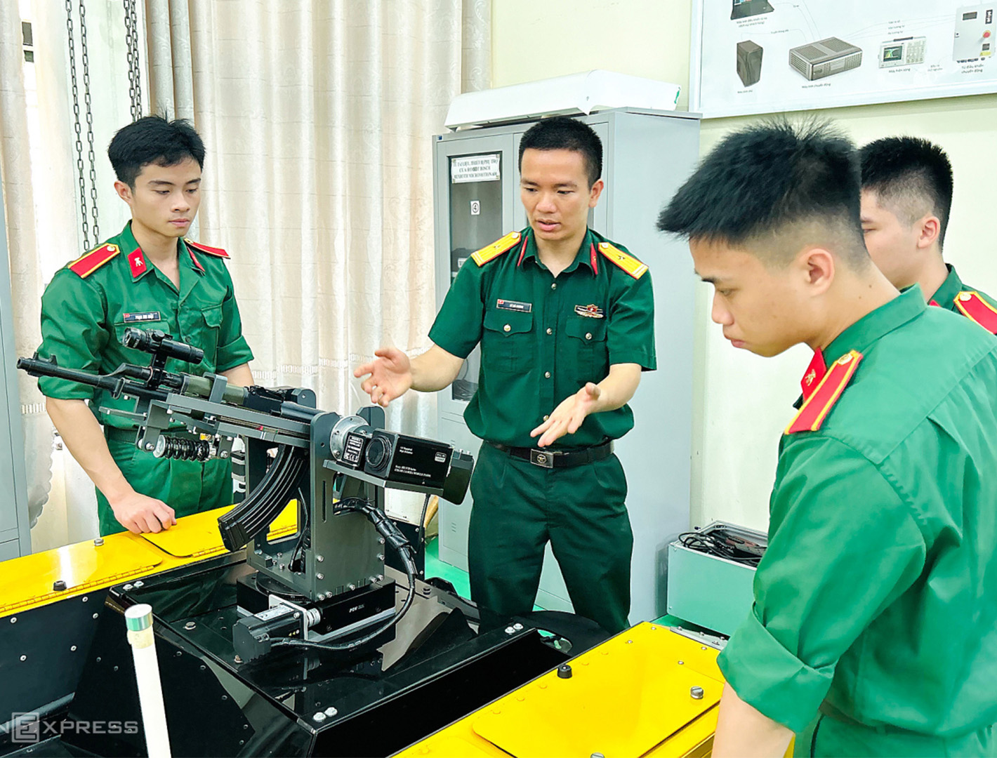 Nhóm giảng viên ứng dụng AI sáng chế robot chiến trường